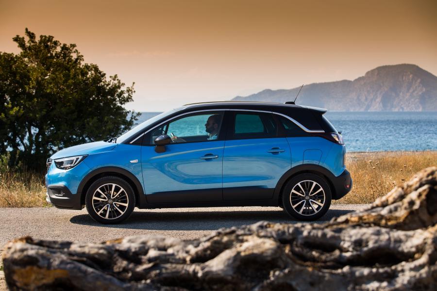  Opel Crossland X Ecotec D 2017 года  (фото 2 из 40)